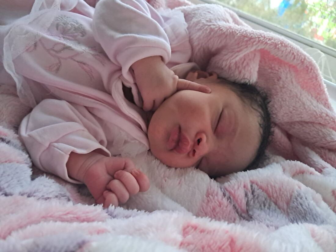 Alicia recém-nascida, a dormir